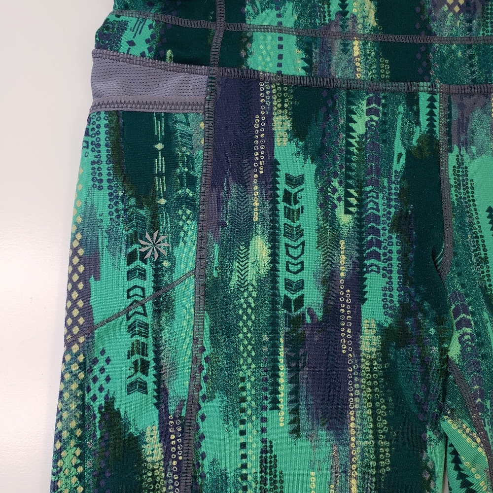 Athleta Green Arrow Be Free Kicker Workout Crops - Picture 3 of 5